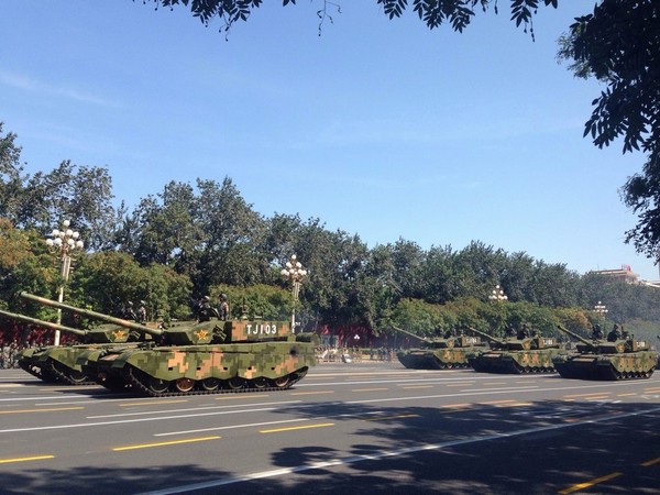 九三閱兵展示「陸戰之王」99A坦克車。（圖／翻攝自環球網）