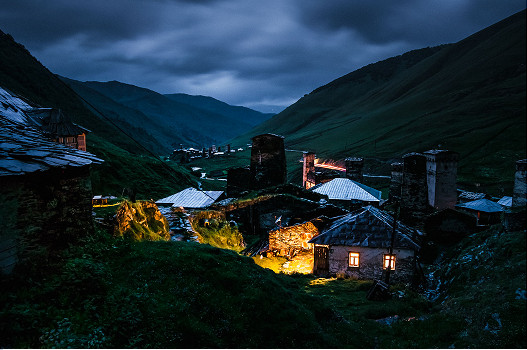 ▲晚上的村莊景色。（圖／翻攝自Rafal Nycz IG）