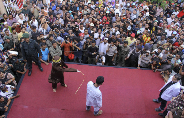 印尼施行嚴格的伊斯蘭律法，賭博及婚前性行為等都會遭公開鞭刑。（圖／達志影像／美聯社）