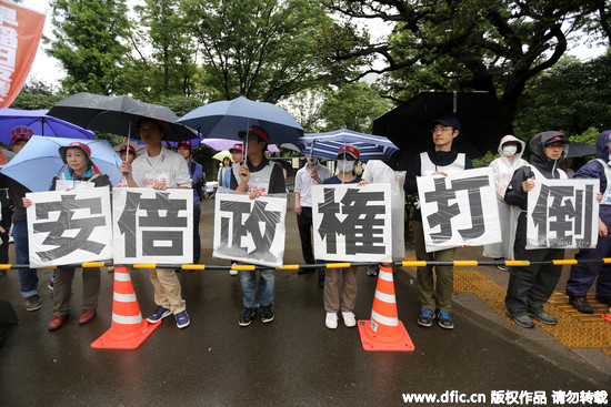 ▲日本民眾高舉標語抗議。（圖／東方IC）