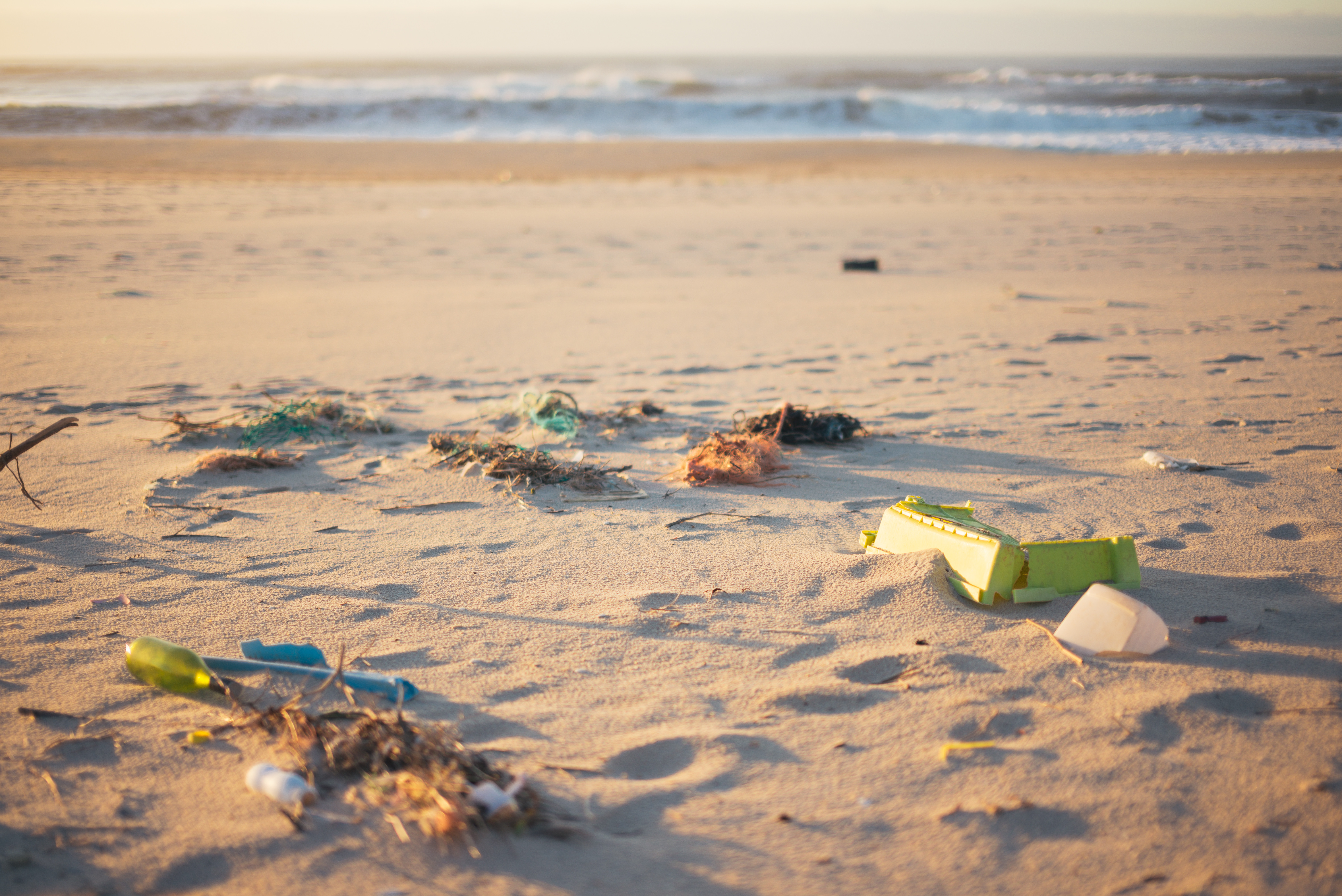 ▼海灘常常可以看見各種垃圾。（圖／達志示意圖）