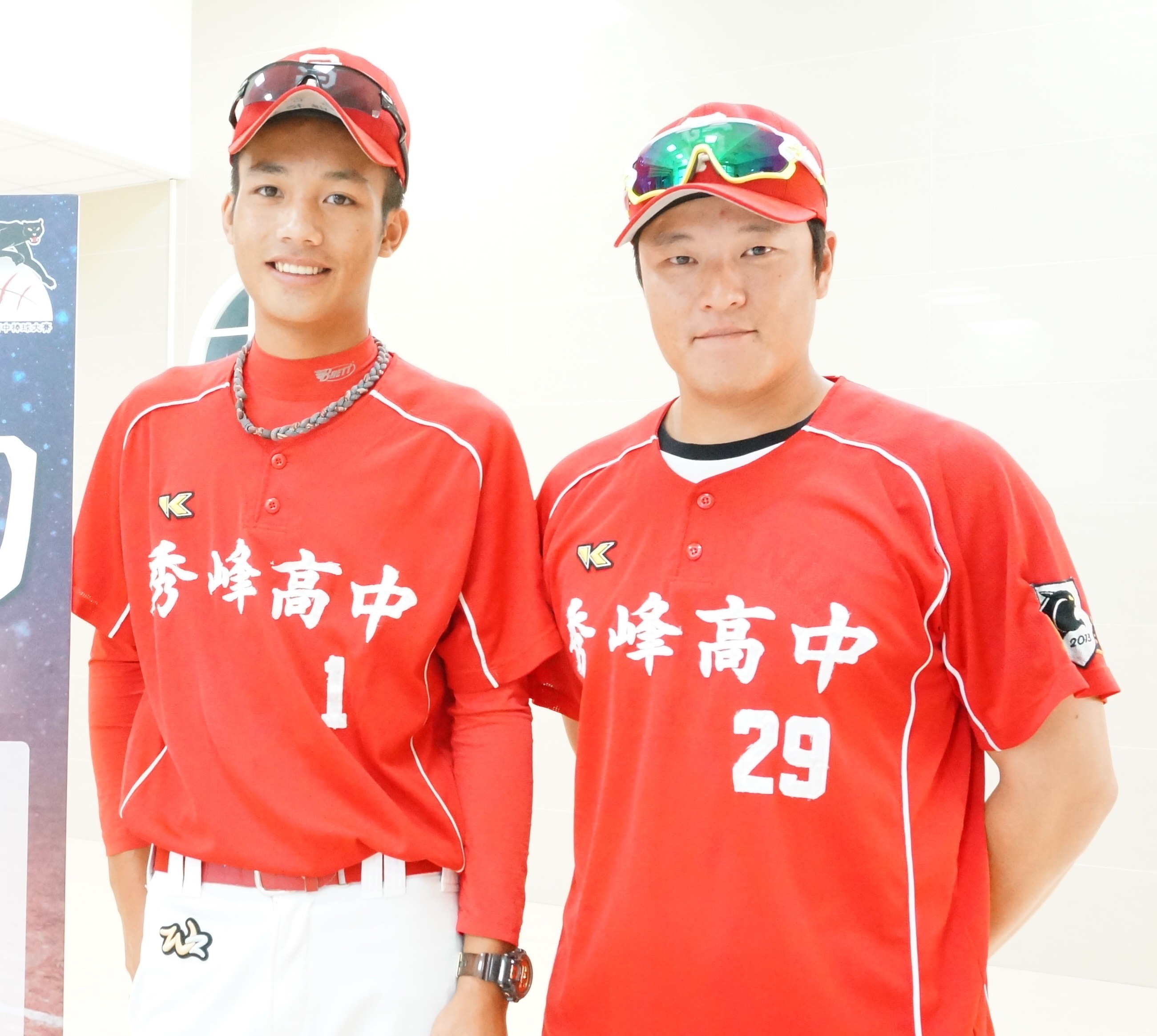 陳志偉(右)目前在秀峰高中擔任教練。(圖／記者許雅筑攝)