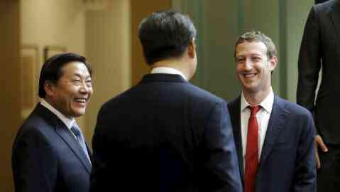 中國國家主席習近平訪美，出席中美網路論壇，與臉書創辦人祖克伯交談、握手。(圖／取自祖克伯臉書)