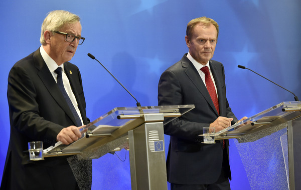 歐洲執委會主委容克（左）與歐洲理事會主席圖斯克（右）在緊急高峰會結束後面對媒體。會議決定撥出鉅額款項給相關單位援助難民。（圖／達志影像／美聯社）