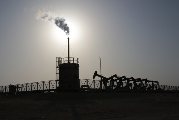 巴林一處油田正運轉當中。伊朗核協議帶來的經濟制裁鬆綁預計將使石油出口量暴增、國際石油價格下跌。（圖／達志影像／每聯社）