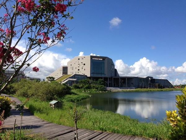 ▲國立臺東大學圖書資訊館擁有依山傍海環境，景觀優美。（圖／翻攝自2015台灣十大非去不可圖書館票選活動官方網站）