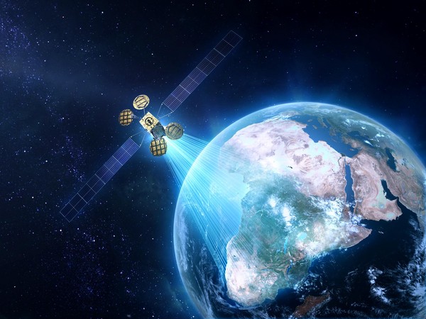 ▲以歐洲電信衛星傳播所屬的AMOS-6地球同步衛星傳送訊號。（圖／翻攝自Mark Zuckerberg臉書）