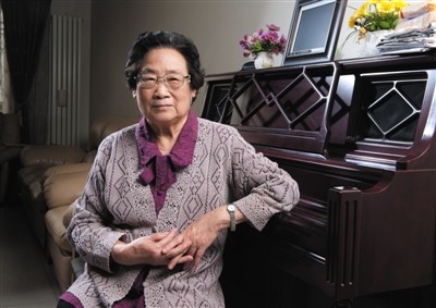 中國大陸藥學家屠呦呦獲得2015年諾貝爾醫學獎。圖為她6日在北京家中。(圖／新華社)