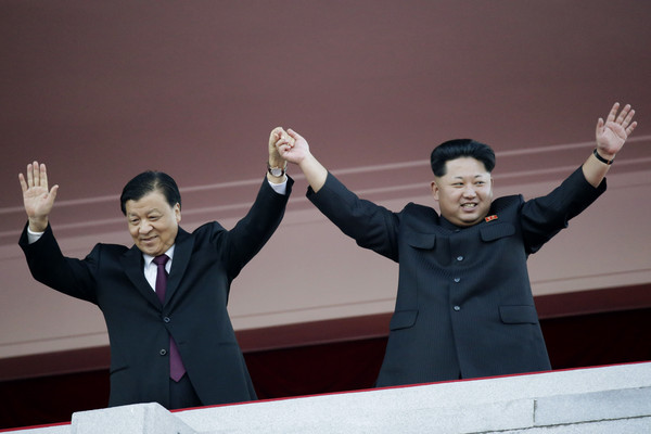北韓慶祝建黨70周年閱兵，中國書記處書記劉雲山與金正恩同台握手。（圖／達志影像／美聯社）