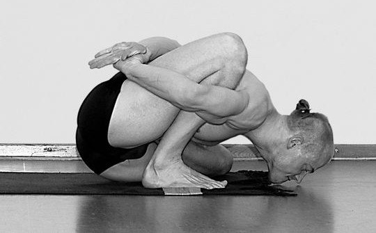 ▲聖哲馬里奇第二式的動作。（圖／翻攝自international infopage for ashtanga yoga）