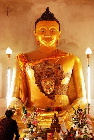 国际中心/综合报导 泰国北部的寺庙供奉的佛像日前严重脱落,从胸部