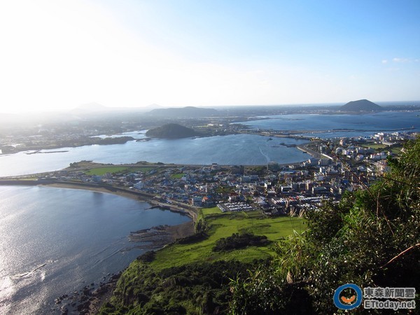 30分可攻頂！濟州島「城山日出峰」自然奇景盡收眼底。（圖／記者嚴云岑攝）