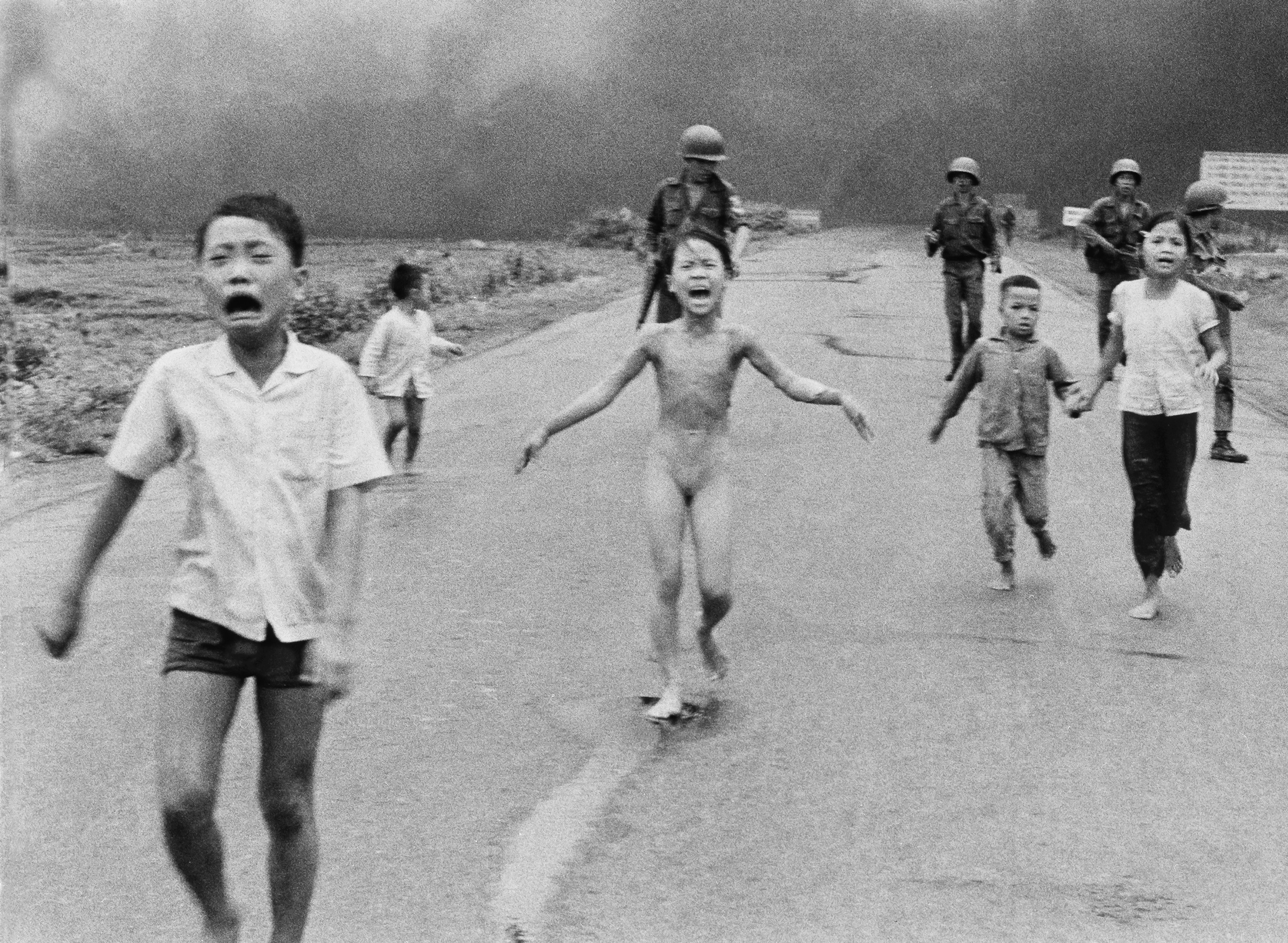 ▲越戰時期在戰火中奔跑逃命的小女孩。（圖／達志影像／美聯社）