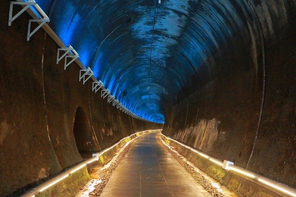 ▲全國唯一鐵道城牆式隧道　七彩霓虹光芒好夢幻（圖／翻攝苗栗走透透自粉絲專頁）