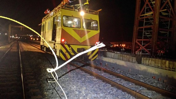 台鐵電車線斷裂，苗栗竹南清晨僅能單線通行。（圖／翻攝自fun臺鐵臉書）