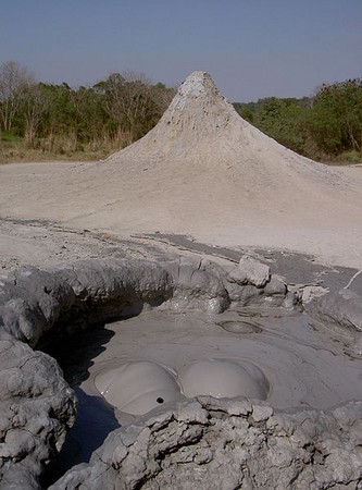 位在高雄燕巢地區的泥火山。（圖／取自維基百科）