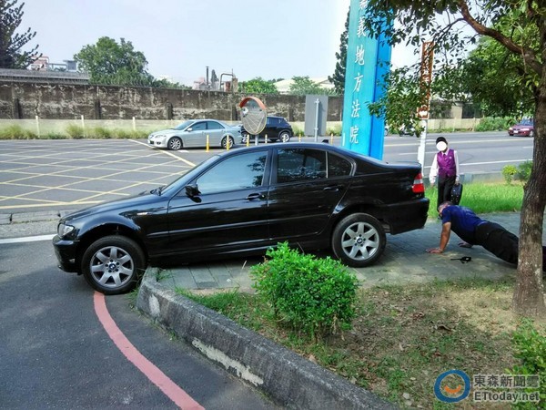 婦人開車迷路 車卡嘉義法院步道上 Ettoday地方新聞 Ettoday新聞雲