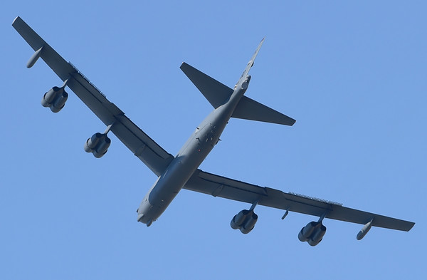 美軍B-52轟炸機飛越南海上空。（圖／達志影像／美聯社）