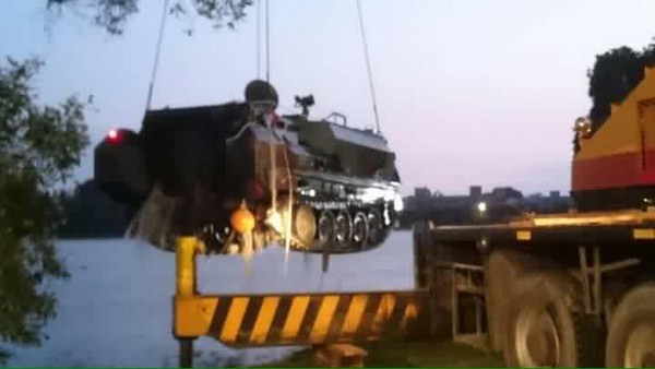 金門CM-21裝甲車墜太湖，被吊起來。（圖／翻攝爆料公社）