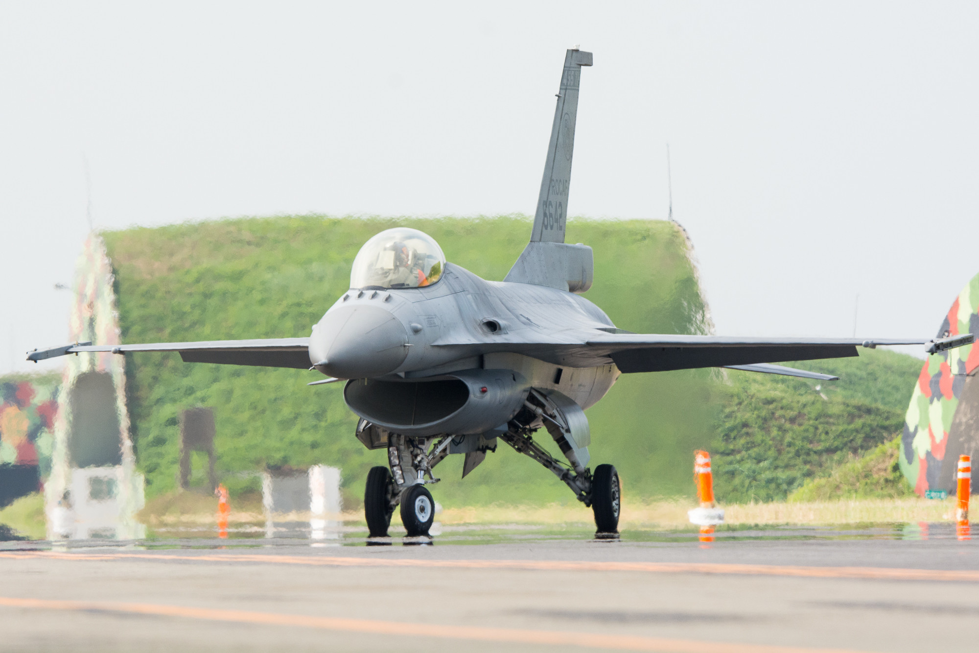 空軍新竹基地「國防知性之旅-營區開放」全兵力預檢。F-16性能展示（圖／記者季相儒攝）