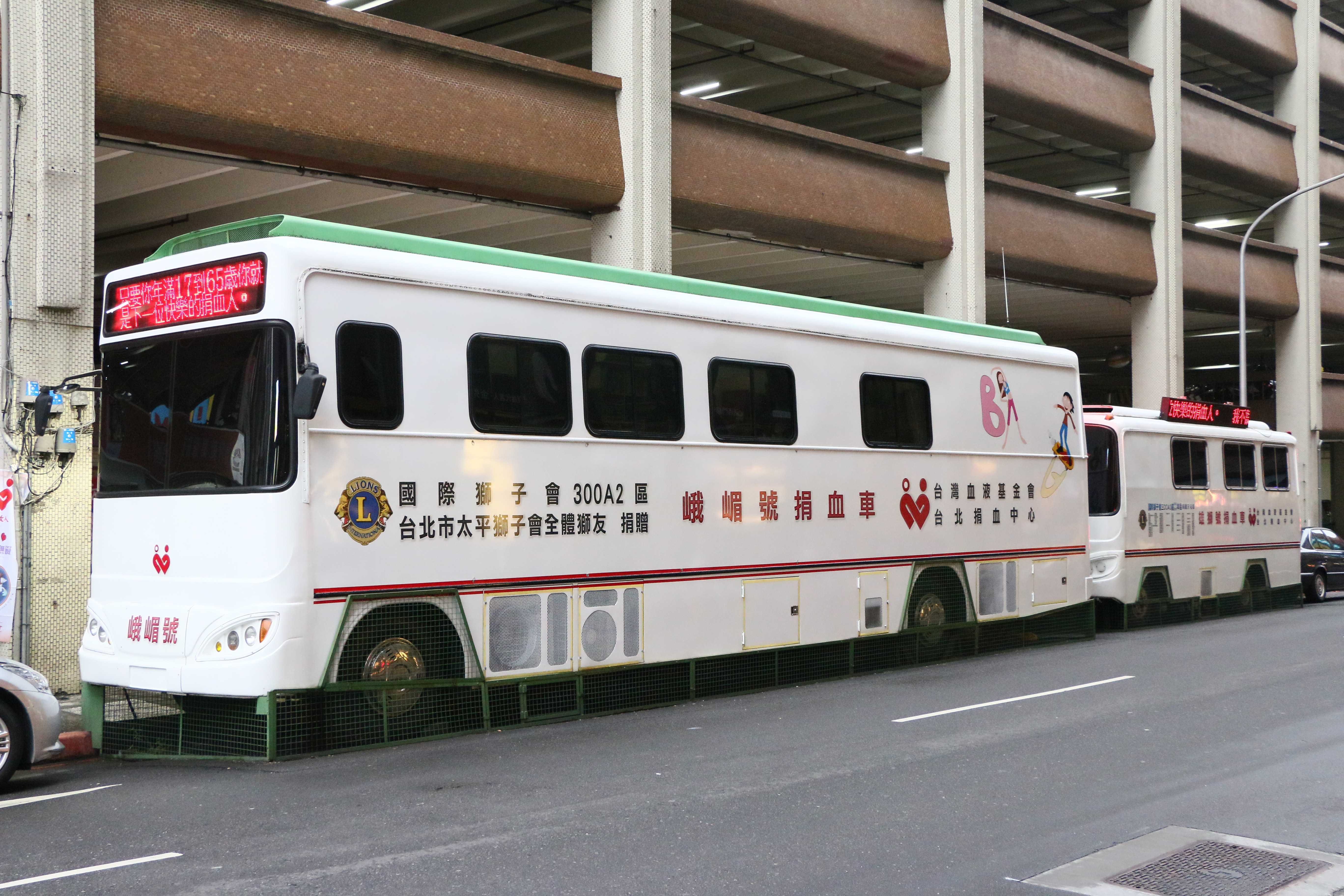 西門町峨嵋街,捐血車（圖／記者周宸亘攝）