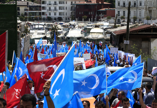 2015年7月，住在土耳其的維吾爾族人高舉「東突厥斯坦」的國旗，抗議中國政府鎮壓新疆的行動。（圖／達志影像／美聯社）