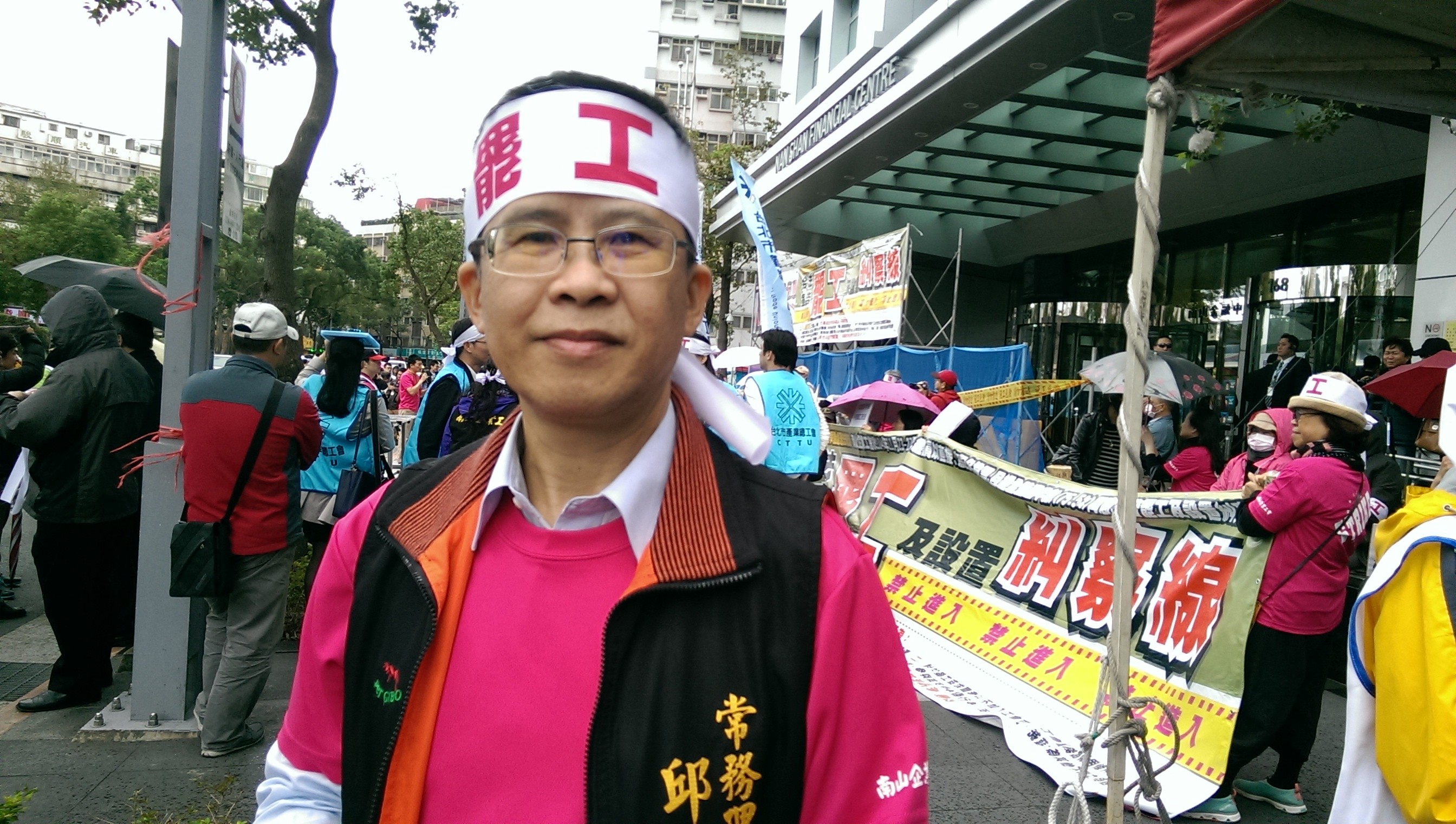 南山人壽工會號召近600名業務員，一同行使罷工權。（圖／記者許雅綿攝）