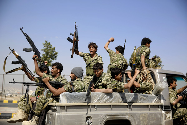 葉門什葉派叛軍「青年運動」（Houthi，又稱「胡賽武裝」）乘坐巡邏的卡車在沙那聚會。（圖／達志影像／美聯社）