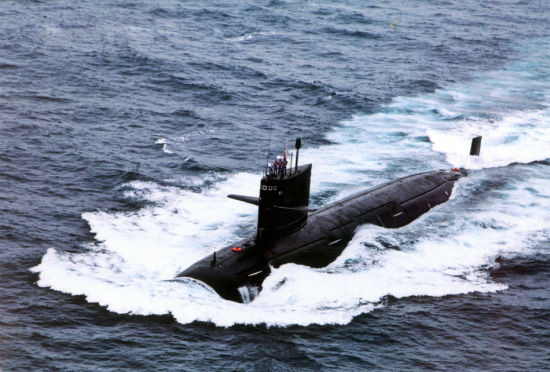 陸海軍093級核攻擊潛艇海面航行。（圖／翻攝自china.com）
