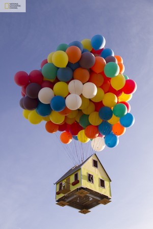國家地理頻道實際測試電影可信度，成功利用氣球將屋子拉上天。（圖／取自國家地理頻道）