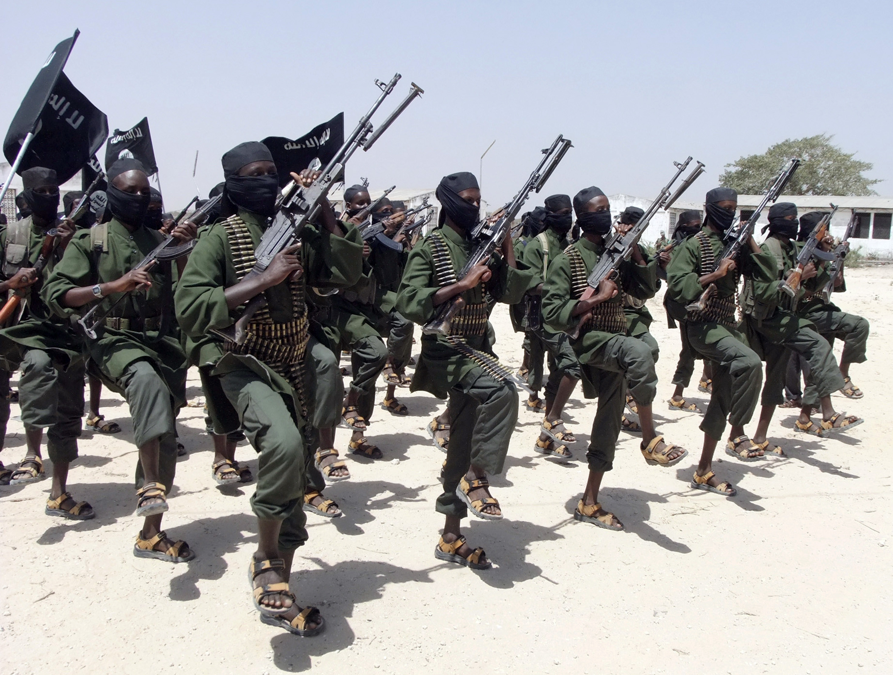 索馬利亞青年黨武裝分子橫行非洲。圖為他們在首都摩加廸休操練的情景。（圖／達志影像／美聯社）