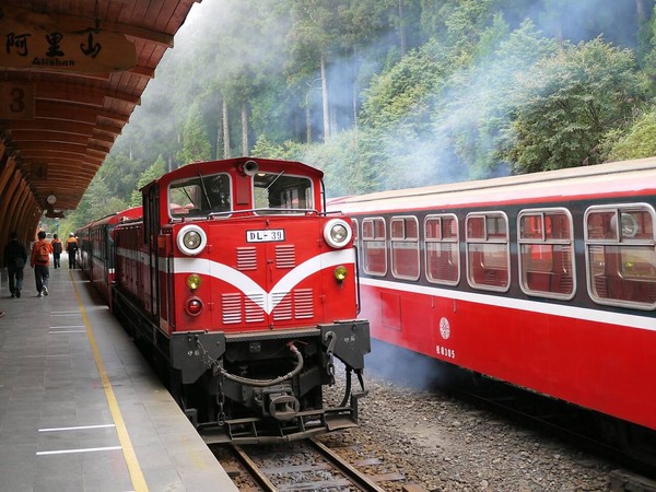 阿里山祝山線郵輪式列車。（圖／台鐵提供）