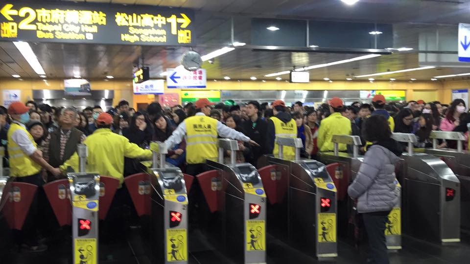 台北跨年散場人潮擠爆捷運站。（圖／記者徐文彬攝）
