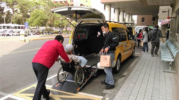 無障礙計程車 復康巴士的替代者 全國最多縣市提供身障者外出交通工具 大都會55178 計程車