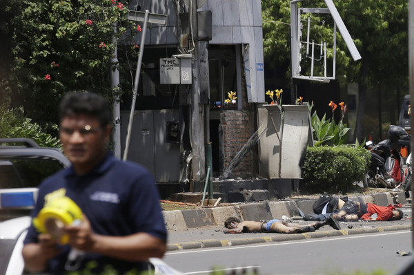 印尼首都雅加達市中心發生連環爆炸及槍擊案，目前至少已發生6次爆炸，造成至少6人死亡，其中包括3名平民和3名警察。（圖／達志影像／美聯社）
