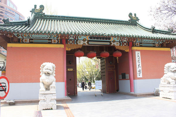 上海交大校門。（圖／翻攝自維基百科）