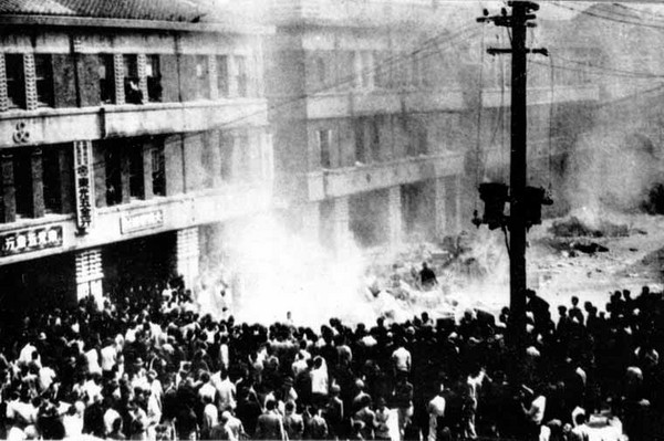 ▲1947年2月28日公賣局台北分局門口前圍著大批抗議民眾。（圖／取自維基百科）