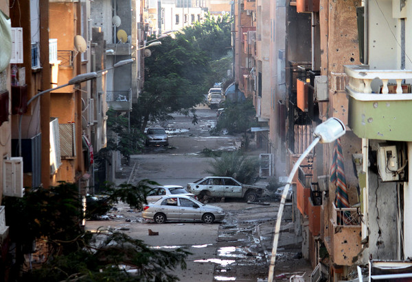 利比亞兩派政權互鬥，造成車輛毀損。（圖／達製影像／美聯社）