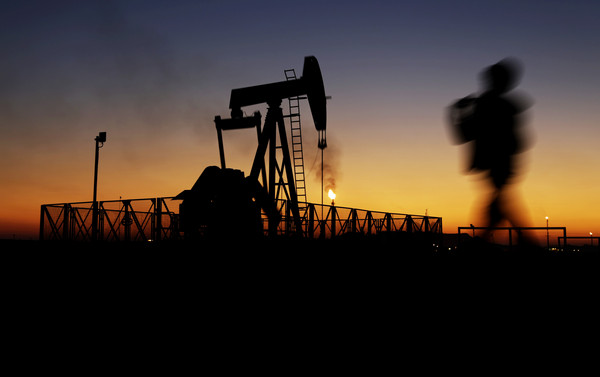 ▲OPEC以及俄羅斯有可能協調削減石油產量，以阻止油價繼續下跌。（圖／達志影像／美聯社）