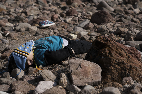 又发生叙利亚难民的船难事件,其中一名男童陈尸在海滩上,脸上被小