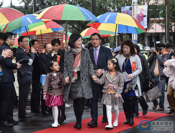 苏巧慧进驻国会 父亲苏贞昌低调拜访研究室