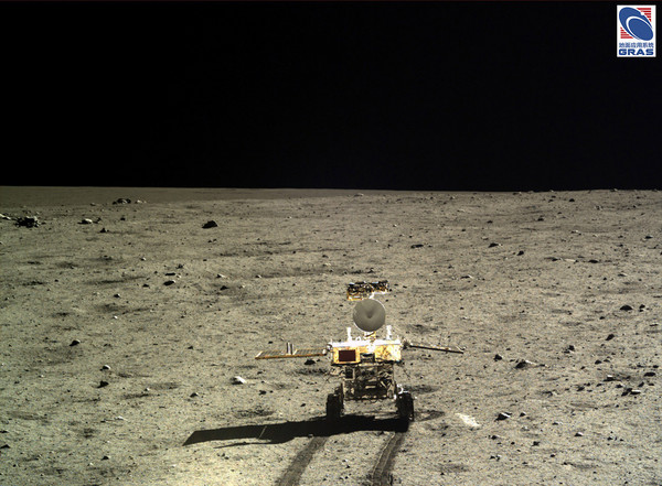 中國公開由「嫦娥三號」登月探測器拍攝的月球照。（圖／取自中國科學院國家天文台月球與深空探測研究部官網）