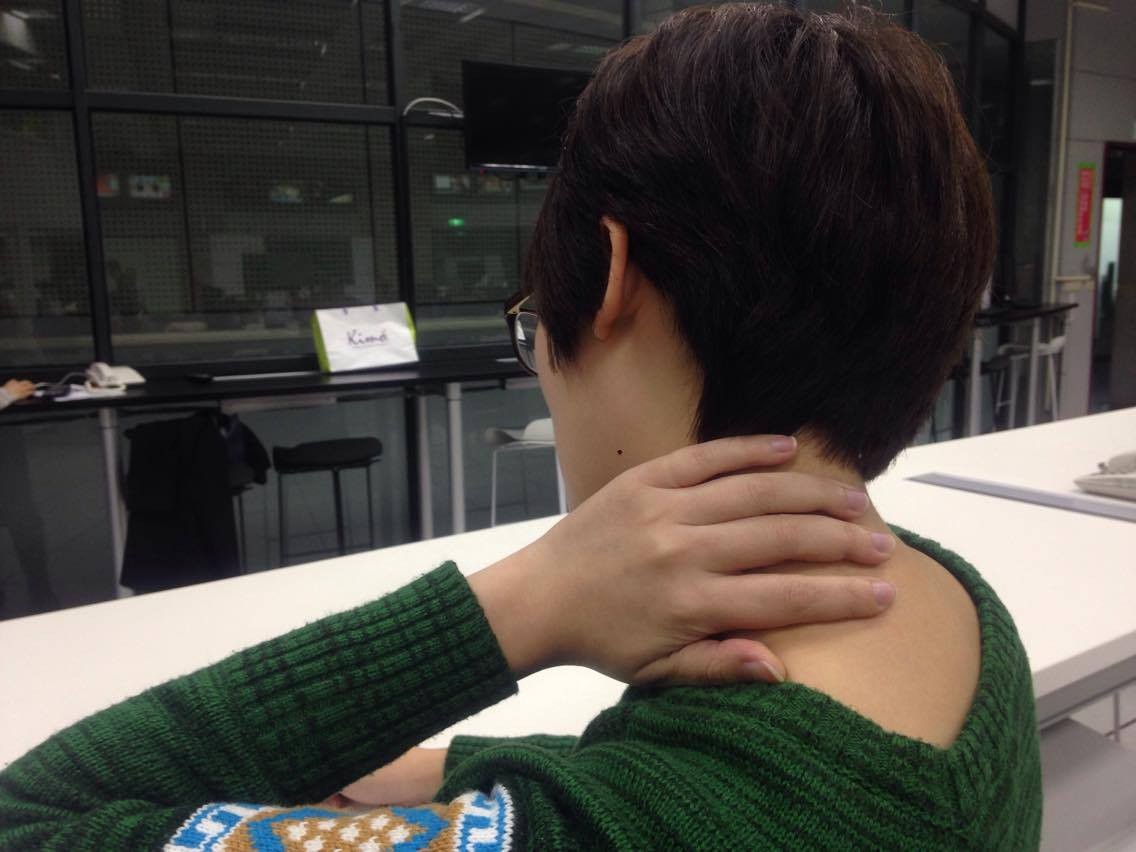 落枕,脖子酸,酸痛,肌肉僵硬.(图/记者李佳蓉摄)