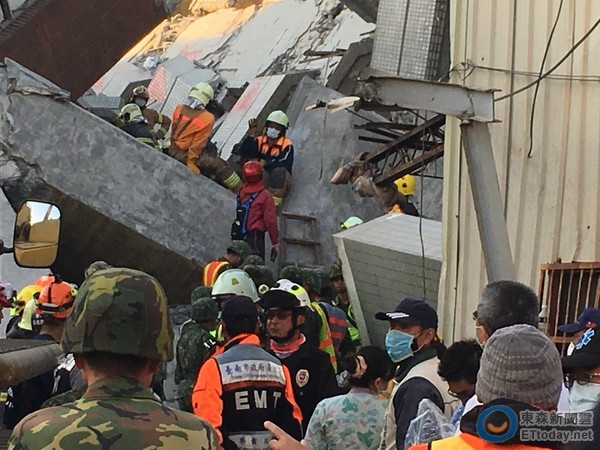 台南維冠大樓現場，搜救人員口罩不離身，專家呼籲，事件落幕後都應主動到醫院健康檢查。（圖／記者楊佩琪攝）