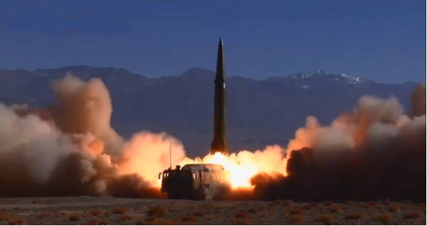 解放軍公布火箭軍的東風-16導彈攜帶子母彈進行實彈測試。（圖／翻攝自大陸網站）