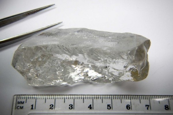 白色透明钻石原石图片图片