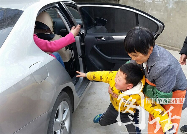 留守兒童與母親分離。（圖／華西都市報）