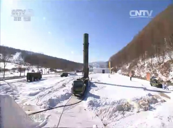 央視《軍事紀實》節目對火箭軍部隊寒冬出訓進行報導，首次曝光了「東風-31」洲際彈道導彈發射時的畫面。（圖／翻拍畫面）