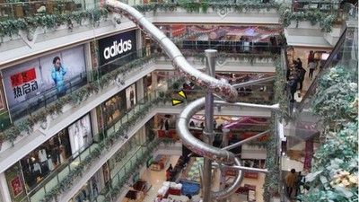 上海商場出現巨型滑梯　網友：有種大慘事要發生的預感