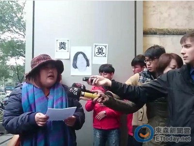 原民青年陣線抗議《大尾2》　對邱瓈寬照片撒冥紙超渡